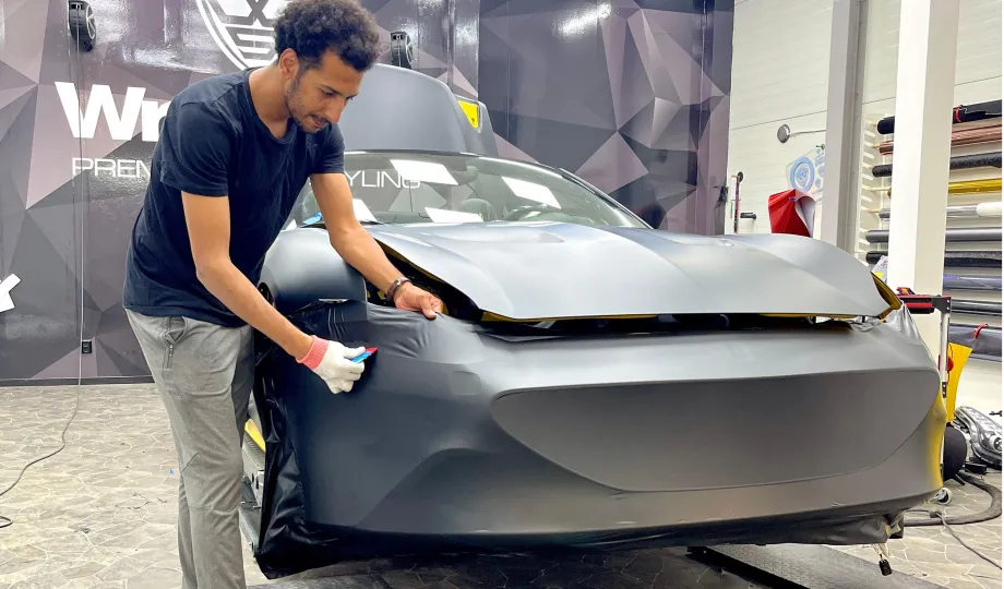 GenusCars expert performing full car wrapping service